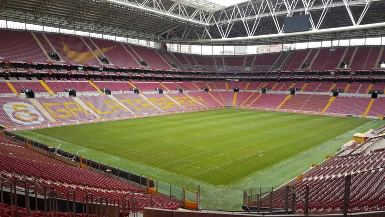Galatasaroy Sane transferidan so’ng Osimhen va ter Shtegen bilan shartnoma tuzishga intilmoqda