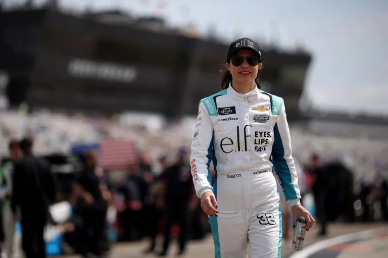 แคเธอรีน เลกก์: จากการปฏิเสธรถสีชมพูสู่การเป็นสัญลักษณ์แห่งพลังใน NASCAR