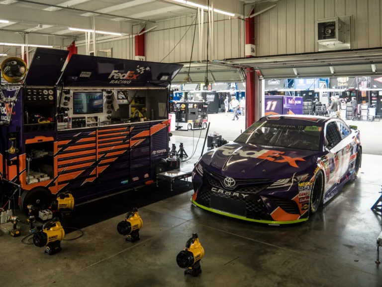 ดราม่า NASCAR: อดีตที่ปรึกษา Legacy Motor Club เข้าไปพัวพันในข้อพิพาทเรื่องใบอนุญาต