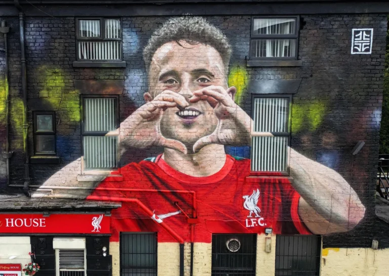 Mural penghormatan Diogo Jota selesai di dekat Anfield