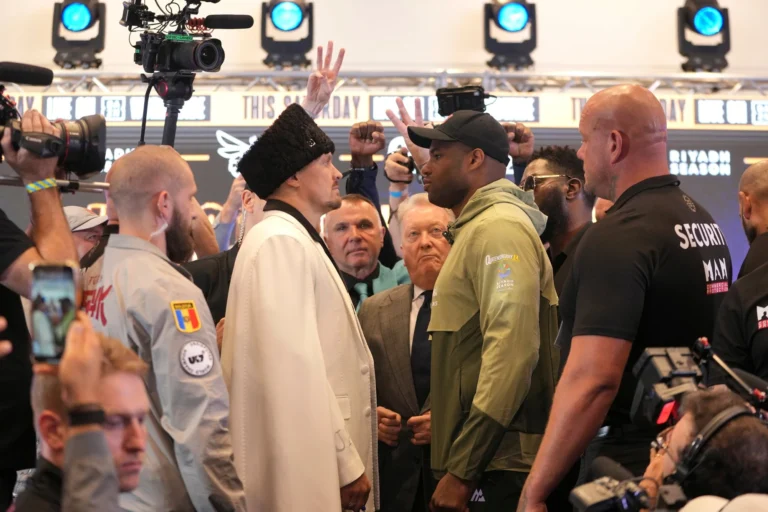 Duel Tinju Kelas Berat: Dubois Lebih Berat 16 Pon dari Usyk Menjelang Pertarungan