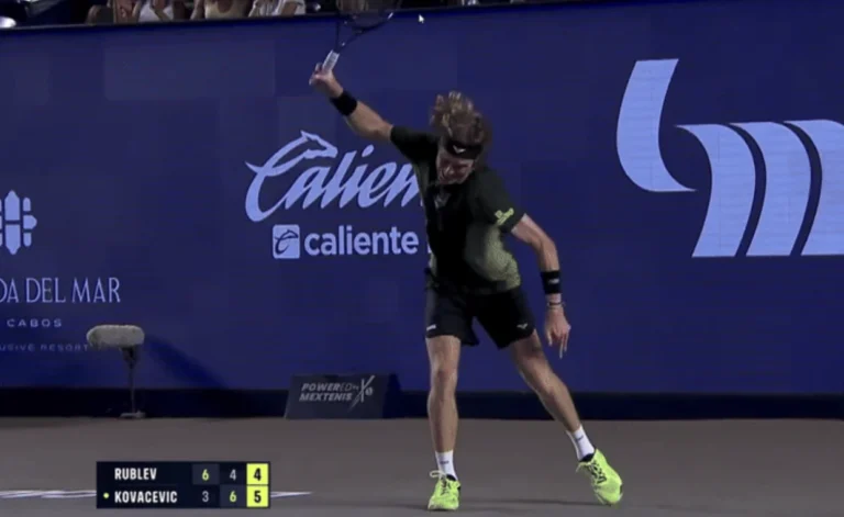 Andrey Rublev Los-Kabosdagi mag’lubiyatga uchragan yarim finalning so’nggi geymida raketkasini sindirdi