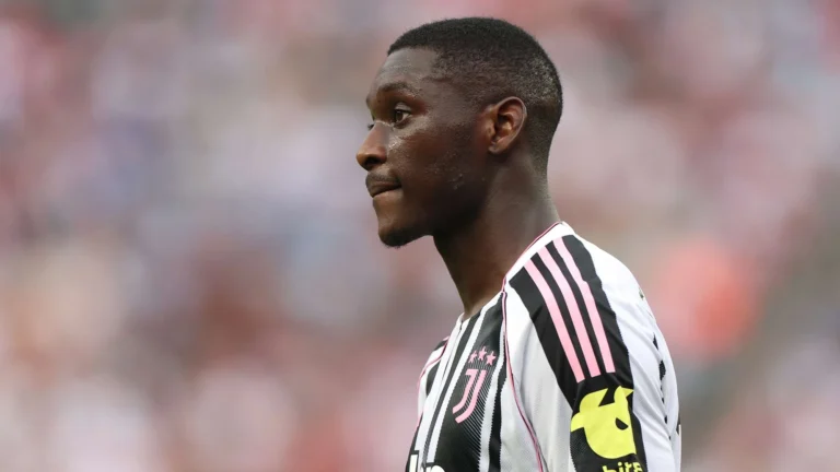 Manchester United dan Newcastle berebut striker PSG Kolo Muani