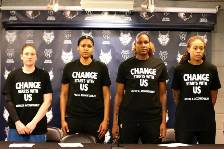 นักบาส WNBA ออล-สตาร์ประท้วงเรื่องเงินเดือนระหว่างอบอุ่นร่างกาย