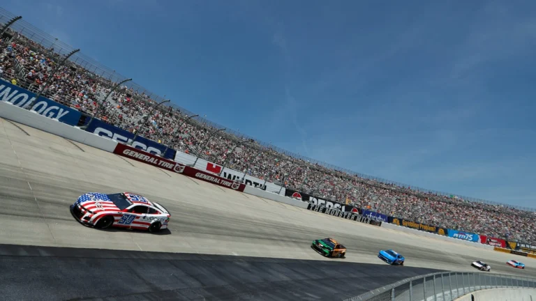 Ikki haydovchi Ty Brickyard 400 da 1 million dollar uchun kurashadi