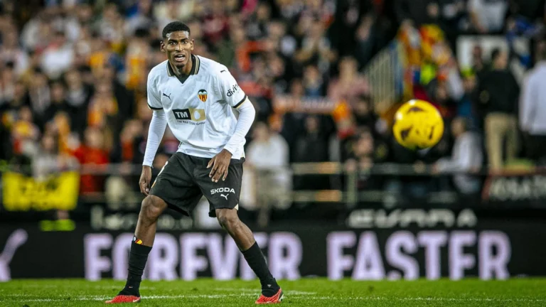 Arsenal Valensia himoyachisi Kristian Moskerani transfer qildi