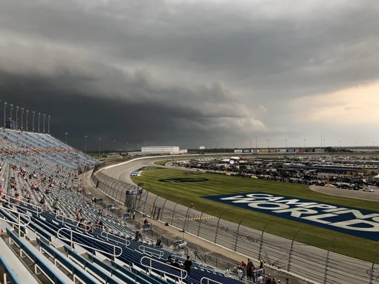 Cuaca Buruk Ganggu Sesi Latihan NASCAR Brickyard 400