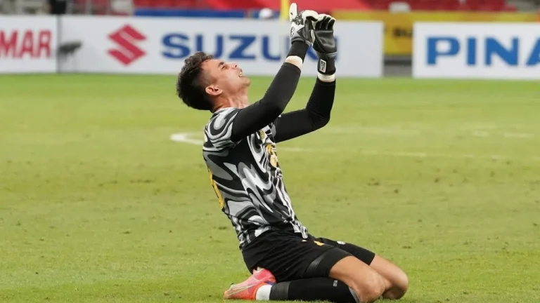 Muhammad Ardiansyah tampil lebih baik dari Ernando Ari di adu penalti ASEAN Cup