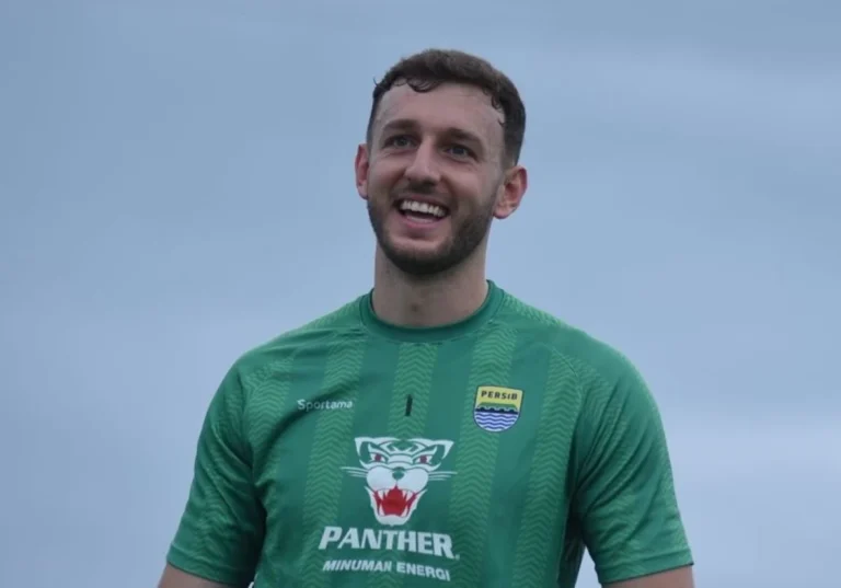 New Persib goalkeeper Adam Przybek received offer while vacationing in Bali