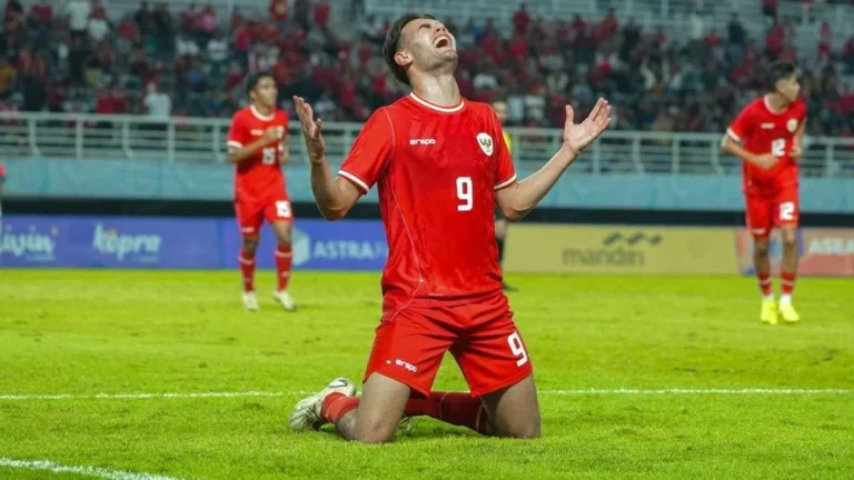 Two Balls on the Pitch During Jens Raven’s Goal – Referee Makes Crucial Decision