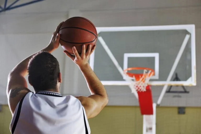 Cara Belajar Menembak Tiga Poin dalam Bola Basket