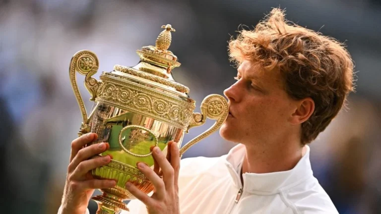Sinner Kalahkan Alcaraz, Jadi Petenis Italia Pertama Juara Wimbledon