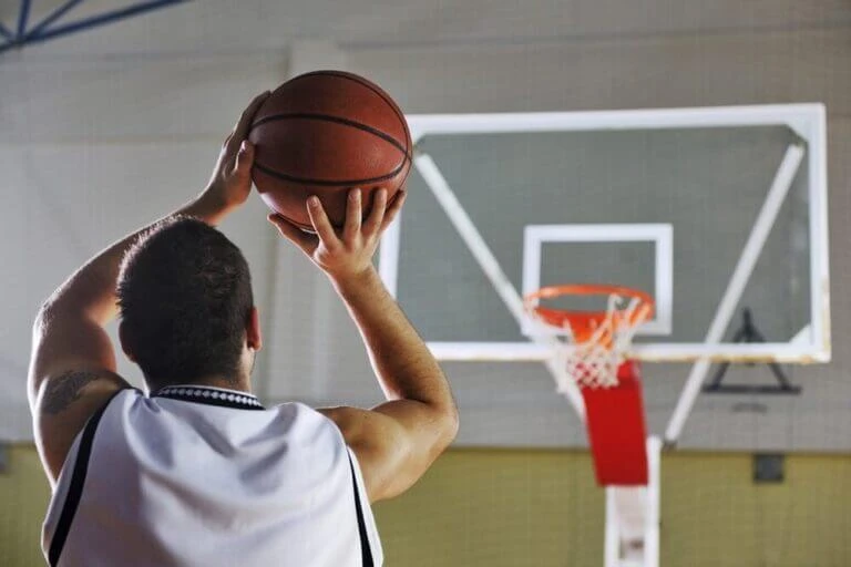 Cara Belajar Menembak Tiga Poin dalam Bola Basket