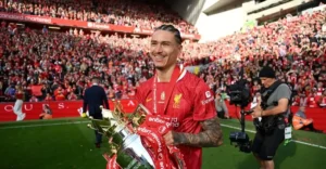 Darwin Núñez merayakan di Anfield sambil memegang trofi Premier League saat membela Liverpool, jelang kepindahannya ke Al-Hilal.
