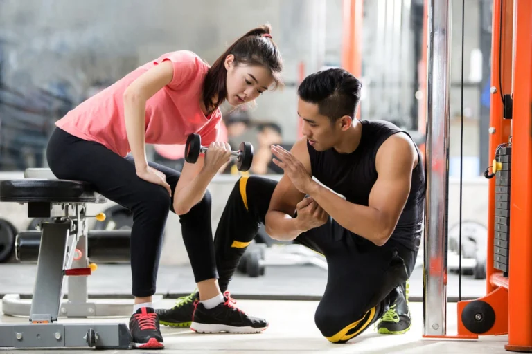 How can a beginner exercise at a gym without a coach?