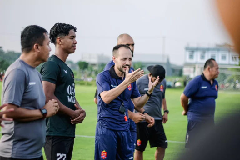 Pelatih Persijap Jepara, Mario Lemos, memberikan instruksi saat sesi latihan tim menjelang laga Liga 1 2025/2026.