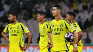 Kapten Al-Nassr, Cristiano Ronaldo, menyaksikan dengan saksama saat Sadio Mané mengeksekusi penalti.