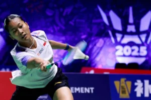 Aksi Putri KW saat menghadapi Tomoka Miyazaki di Kejuaraan Dunia 2025