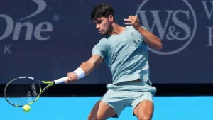 Carlos Alcaraz beraksi dalam kemenangan semifinal Cincinnati Open atas Alexander Zverev.