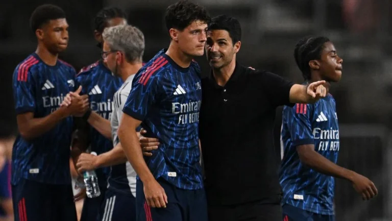 Mikel Arteta bersama rekrutan baru Arsenal musim 2025 setelah belanja besar €293 juta di bursa transfer Premier League.