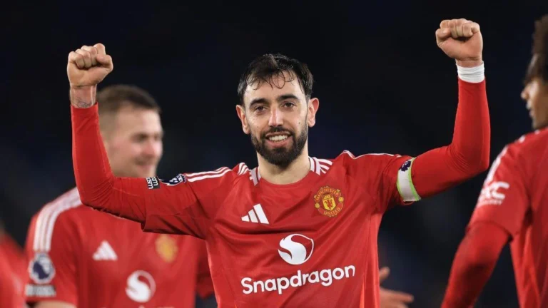 Bruno Fernandes merayakan gol penalti kemenangan Manchester United atas Burnley di Old Trafford, Premier League 2025/26
