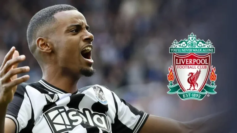 Alexander Isak dengan seragam Newcastle United merayakan gol di tengah pertandingan, dengan logo Liverpool FC ditampilkan di sampingnya di tengah spekulasi transfer.