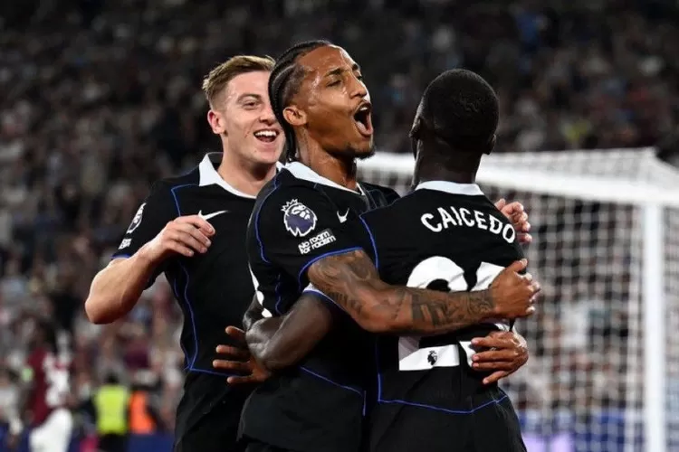 Pemain Chelsea merayakan gol dalam kemenangan 5-1 atas West Ham di Premier League.