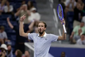 Daniil Medvedev marah saat pertandingan US Open 2025 melawan Benjamin Bonzi.