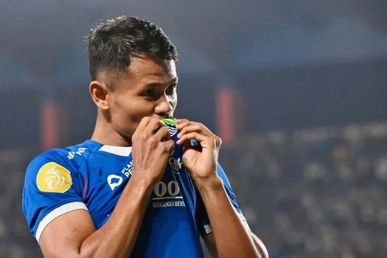 Dimas Drajad, 28-year-old striker, joins Malut United on loan from Persib Bandung for the 2025/26 Liga 1 season.