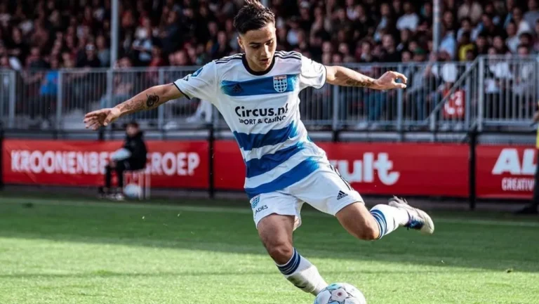 Eliano Reijnders resmi dipinjamkan dari PEC Zwolle ke Persib Bandung musim 2025/26, gelandang Belanda siap perkuat Liga 1 Indonesia.