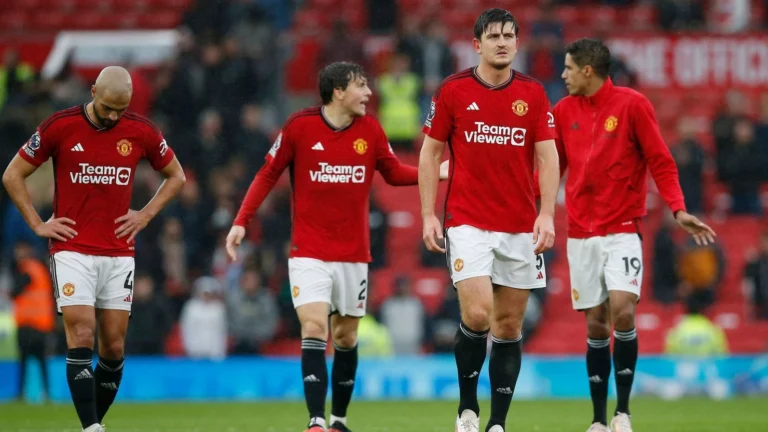 Pemain Manchester United meninggalkan lapangan usai kalah dari Grimsby Town di Carabao Cup 2025