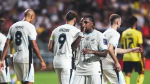 Steven Bergwijn dari Al-Ittihad usai mencetak gol penyeimbang ke gawang Al-Nassr pada semifinal Saudi Super Cup.