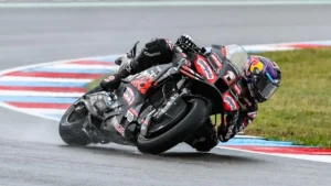 Jorge Martin beraksi di atas motor Aprilia saat balapan MotoGP Hungaria