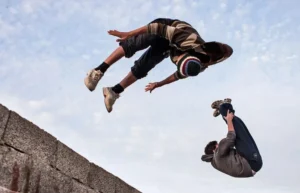 Bagaimana Cara Belajar Melakukan Salto di Rumah?