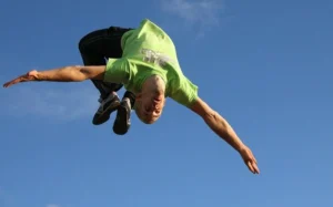 Bagaimana Cara Belajar Melakukan Salto di Rumah?