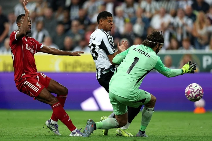 Liverpul 16 yoshli Ngumoxining 90+10-daqiqada urgan goli evaziga Nyukaslni mag’lub etdi