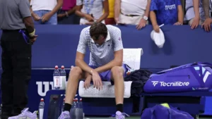 Medvedev tampak frustrasi dan kecewa di lapangan tenis