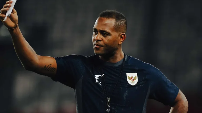 Patrick Kluivert sedang Melatih pemain Timnas Indonesia
