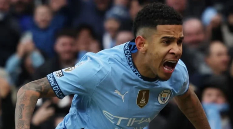 Savinho pemain Manchester City berselebrasi di lapangan saat pertandingan Premier League.