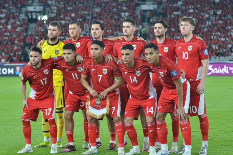 Timnas Indonesia berfoto bersama sebelum laga FIFA Matchday melawan Kuwait di Stadion Gelora Bung Tomo, Surabaya