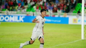 Mierza Firjatullah dari Timnas Indonesia U-17 merayakan golnya, lalu terjatuh ke parit di pinggir lapangan saat laga berakhir imbang 2-2 melawan Tajikistan.