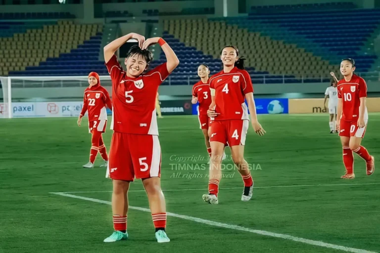 Selebrasi pemain Timnas Putri U-16 Indonesia setelah mencetak gol melawan Timor Leste di Piala AFF 202