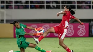 Pemain Timnas Putri Indonesia U-16, Jazlyn Kayla Azkha (kanan), berebut bola dengan kiper Timor Leste U-16, Vibiane Jeronimo (kiri), pada laga Grup A ASEAN U-16 di Stadion Manahan, Solo, Rabu (20/8/2025).