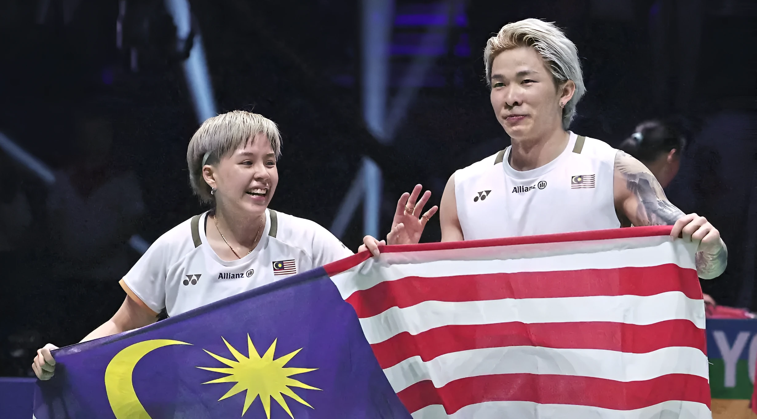 Chen/Toh merayakan kemenangan di BWF World Championships 2025 dengan mengibarkan bendera Malaysia