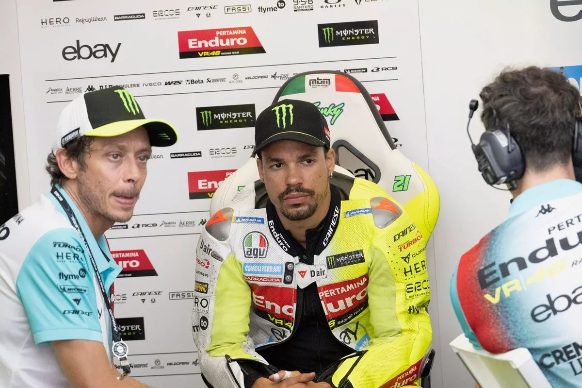 Franco Morbidelli bersama Valentino Rossi, terlihat fokus menjelang balapan MotoGP
