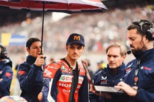 Luca Marini bersama tim Honda di grid start MotoGP sebelum balapan dimulai