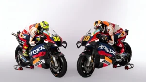 Luca Marini dan Johann Zarco bersama motor balap Honda