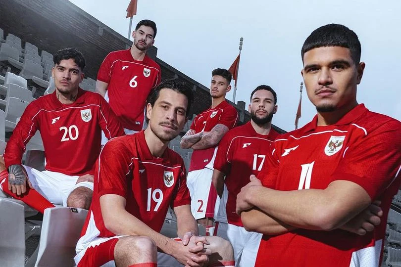 Timnas Indonesia berpose bersama dengan seragam merah, menunjukkan kebersamaan dan semangat juang Garuda.