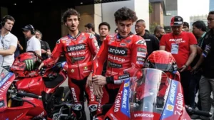 Pembalap Ducati Lenovo Team MotoGP, Pecco Bagnaia dan Marc Marquez, berdiri di samping motor balap Ducati Desmosedici GP