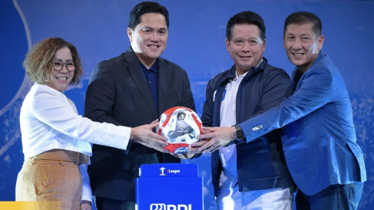 Empat pejabat sepak bola Indonesia memegang bola resmi Super League saat acara peluncuran.